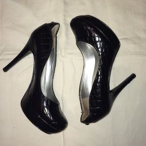 📛SOLD📛GUESS BLACK ALLIGATOR SKIN HEELS