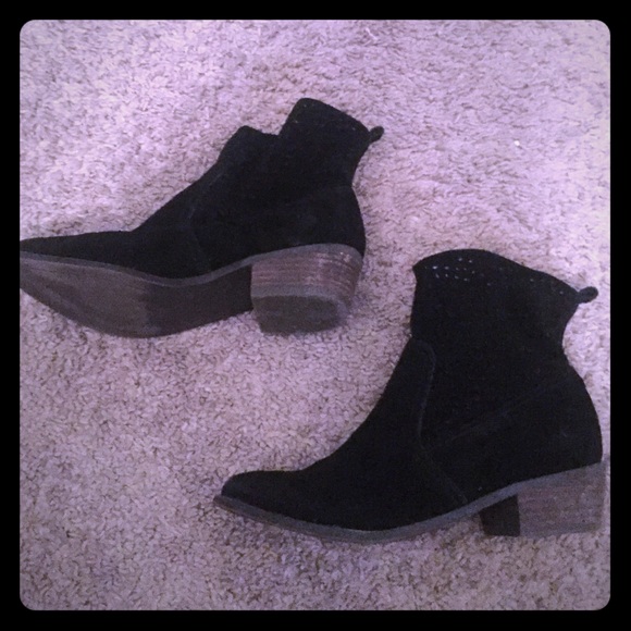 Short black boots