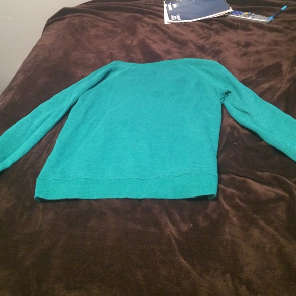 An American eagle sweater. Is in great condition - Picture 2 of 2