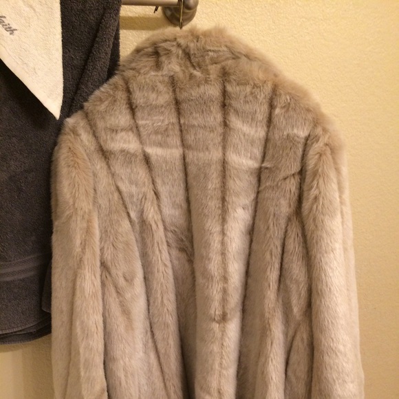faux fur coat - Picture 3 of 4