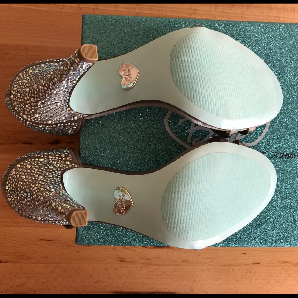 ✅FINAL SALE Betsey Johnson bridal pumps/ heels - Picture 3 of 7
