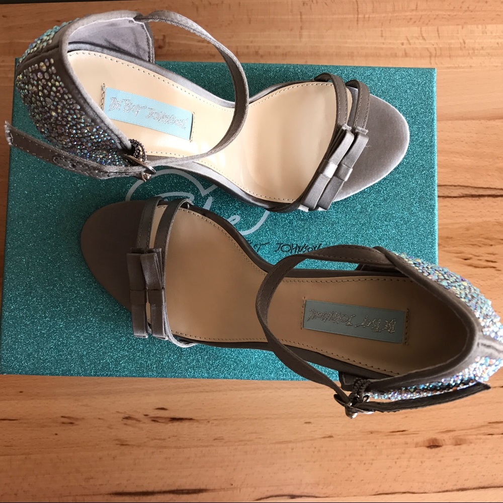 ✅FINAL SALE Betsey Johnson bridal pumps/ heels - Picture 4 of 7