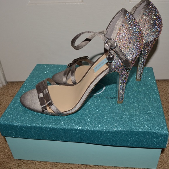✅FINAL SALE Betsey Johnson bridal pumps/ heels - Picture 5 of 7