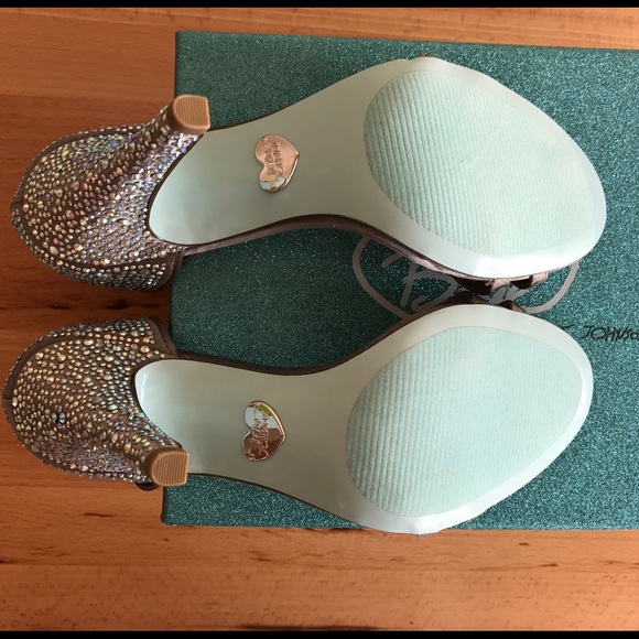 ✅FINAL SALE Betsey Johnson bridal pumps/ heels - Picture 3 of 7