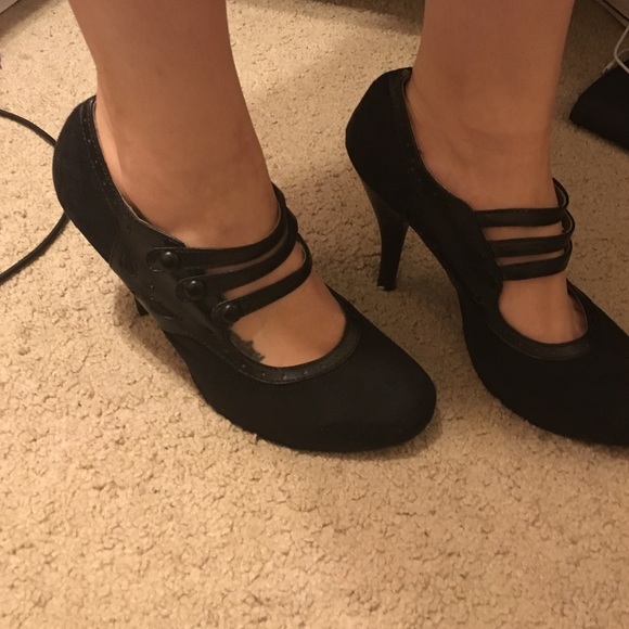 Black heels - Picture 3 of 4