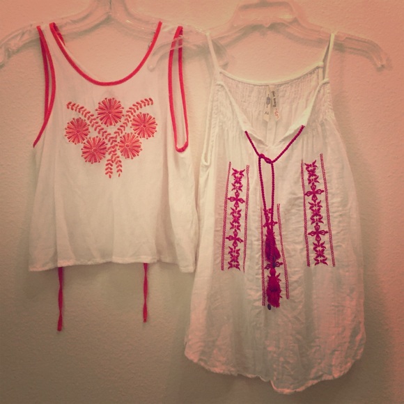 ✨2 for $20!!!!✨white tops, so cute with high rise!