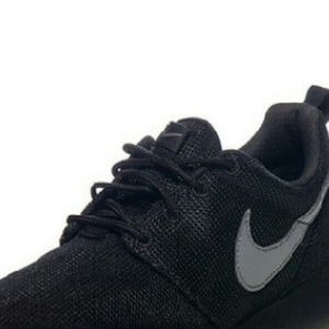 *not selling* Looking for black nike roshe!!