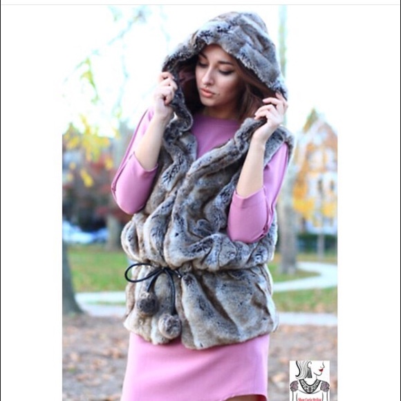 Cozy Fur Vest With A Hood - Picture 2 of 3