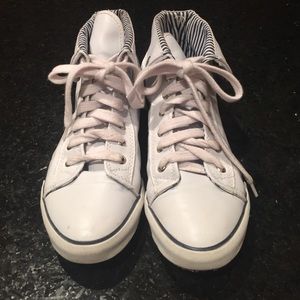 White leather tennis shoes
