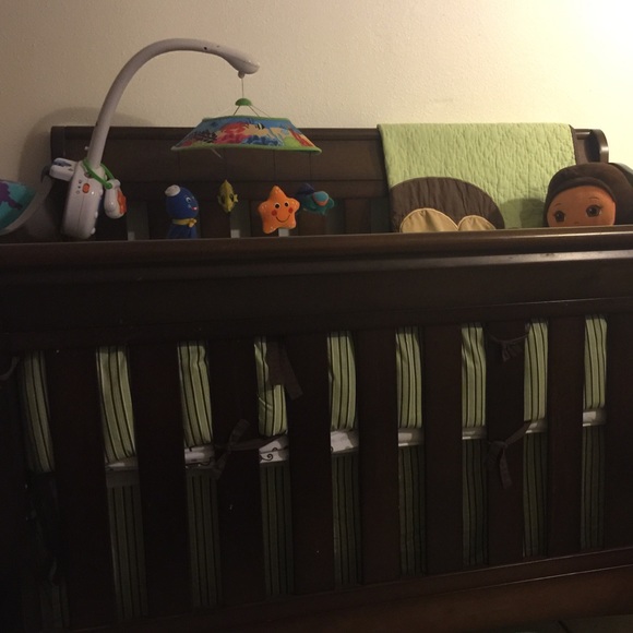 A baby crib 👶🏻 - Picture 1 of 3