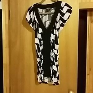 Blk  and white short sleeve dress shirt