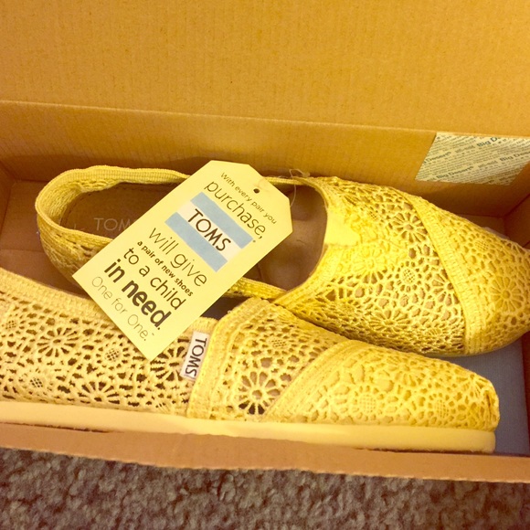 Size 8 TOMS Brand new with tags!!!