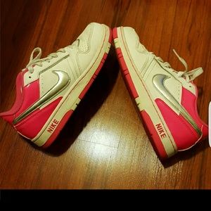 Girls nikes