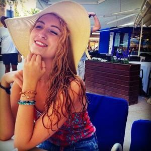 Meet your Posher, Caitlin