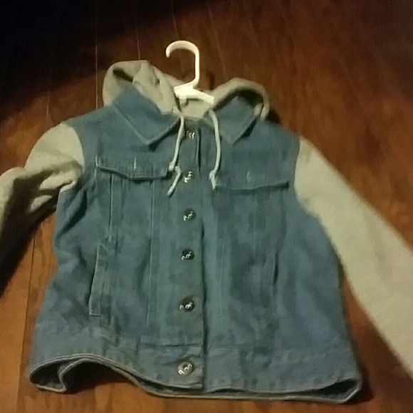 Vest w grey sleeves