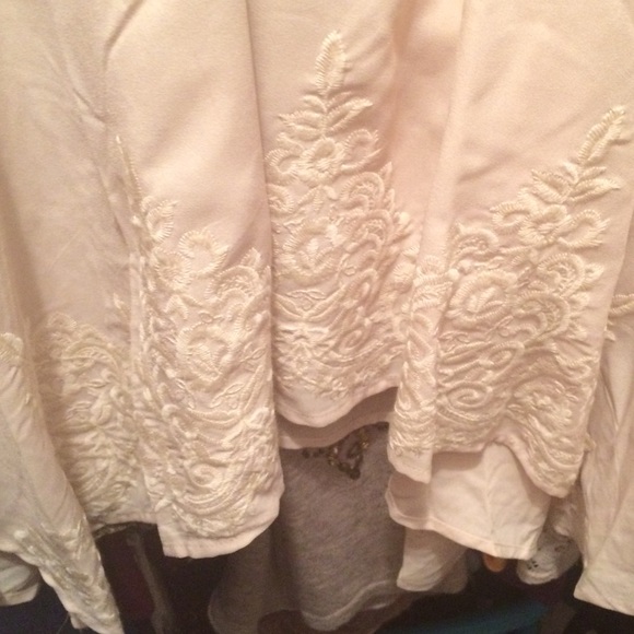 🔴TRADED🔴 BKE Boutique Embroidered Top💕 - Picture 4 of 5