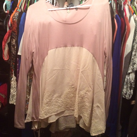 🔴TRADED🔴 BKE Boutique Embroidered Top💕 - Picture 5 of 5