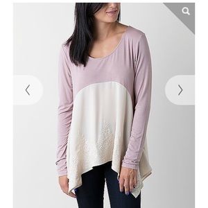 🔴TRADED🔴 BKE Boutique Embroidered Top💕