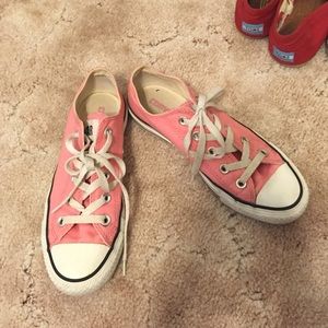 Size 6 woman's converse pink