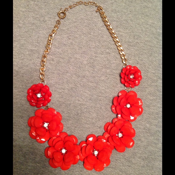 Jewelry - 💗daily steal! 💗red flower necklace