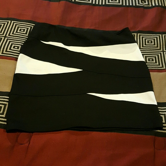 BLACK AND WHITE BODYCON SKIRT