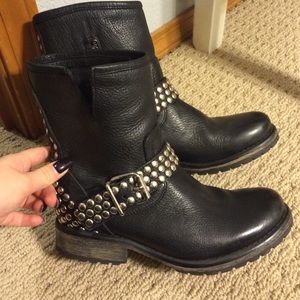 BRAND NEW STEVE MADDEN COMBAT BOOTS