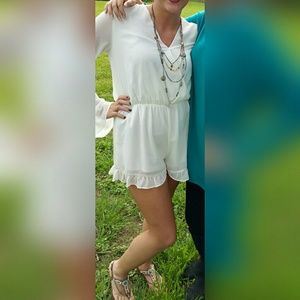 ❕🔥TONIGHT ONLY🔥❕White ruffle long-sleeved romper