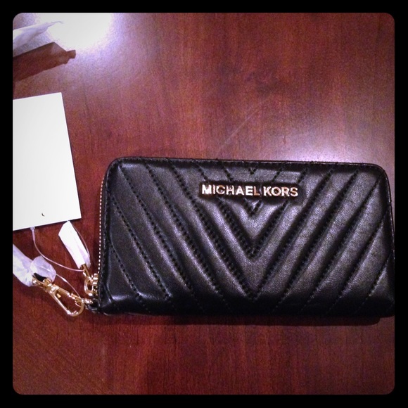 Michael Kors Handbags - NWT Michael Kors Susannah Wallet