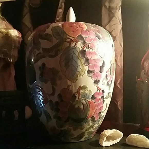Decorative vase or possible urn