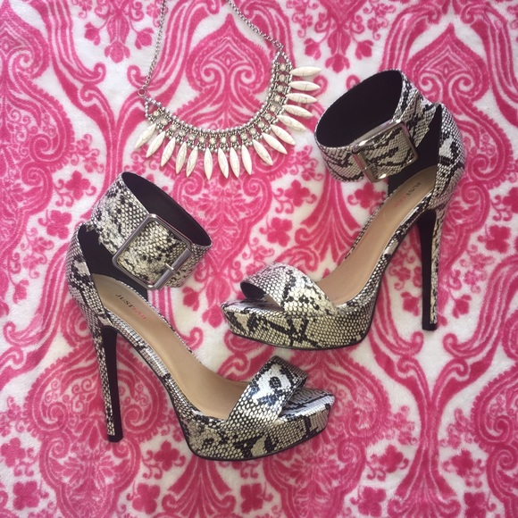 JustFab Shoes - 👠 Sassy Snakeskin Print Heels