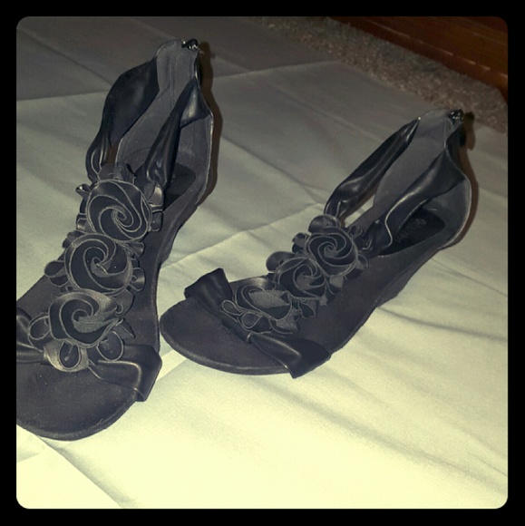CUTE black wedge with rose details