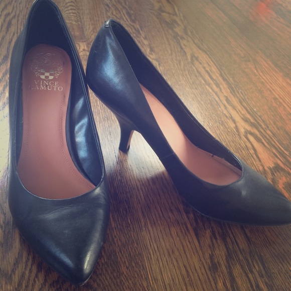 Vince Camuto black leather kitten heels - size 8.5