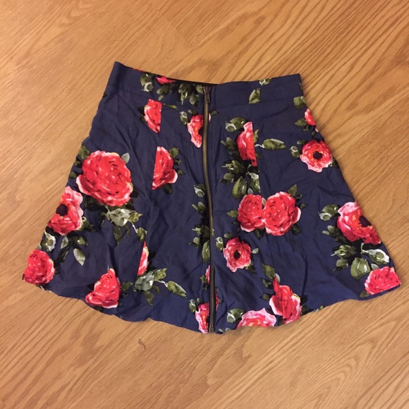 NWOT 💐 Floral Mini Skirt