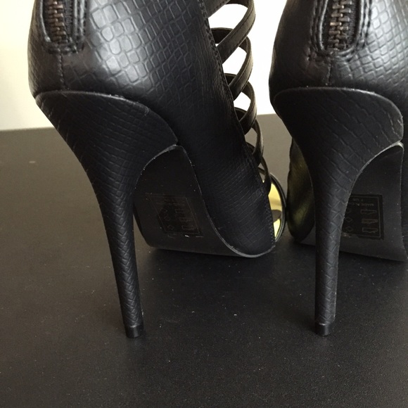 Strapped Sandal - Picture 2 of 4