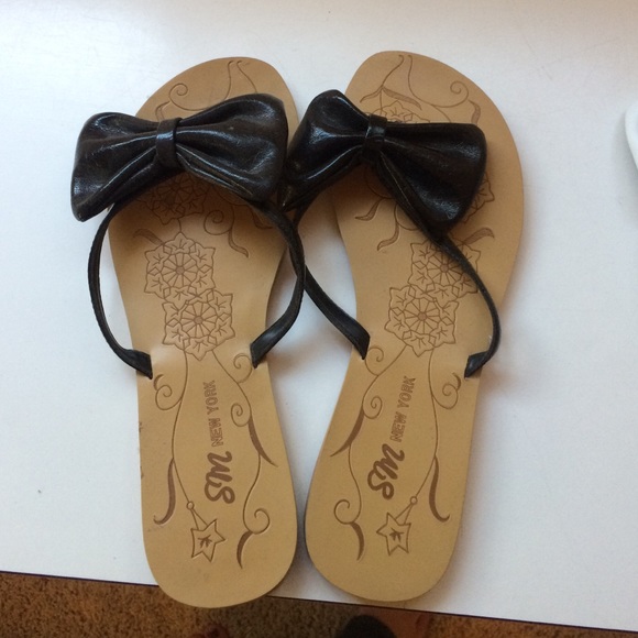 Flip flops with bows!