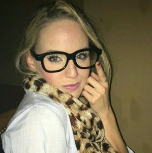 Meet your Posher, Caitlin