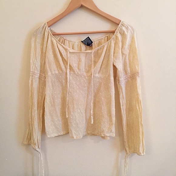 Cute yellow top!
