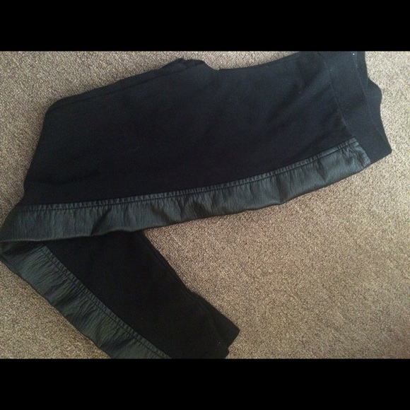 Tinsletown Pants - Black leggings with faux leather trim