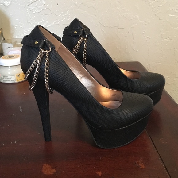 ❌sold on vinted❌Gorgeous black chain pumps