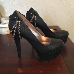 ❌sold on vinted❌Gorgeous black chain pumps