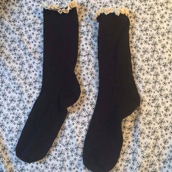 📦sold📦Brandy Melville Black Ruffle Socks