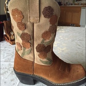 Ariat square-toe, flower detailed boot