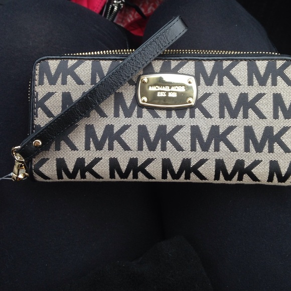❌SOLD❌ BNWT Michael Kors wallet - Picture 2 of 4