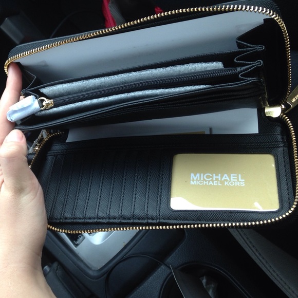❌SOLD❌ BNWT Michael Kors wallet - Picture 3 of 4
