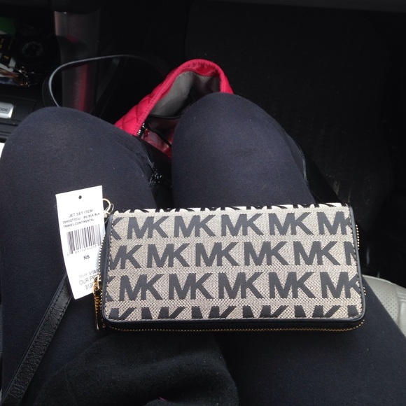 ❌SOLD❌ BNWT Michael Kors wallet - Picture 4 of 4