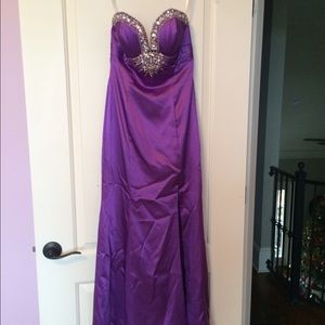 Floor length strapless prom/formal dress
