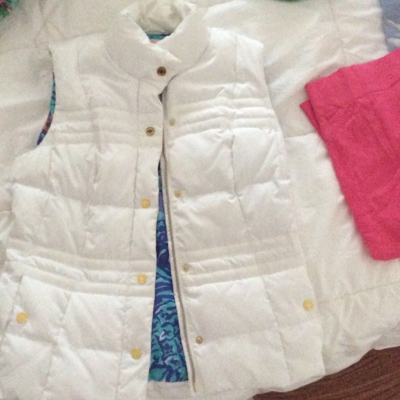 Lilly Pulitzer white vest, patterned inside