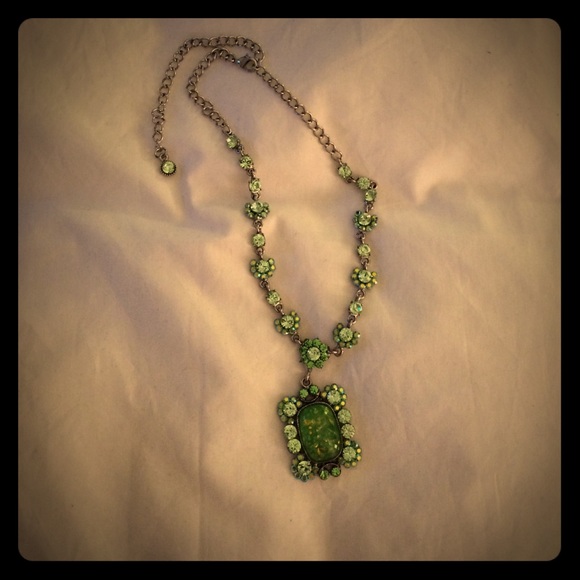 Beautiful green diamanté stone necklace