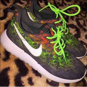 Nike roshes one day sale $50 on merc shipped!!!!