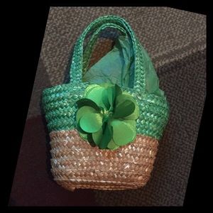 STRAW MINI BASKET WITH GREEN SATIN FLOWER